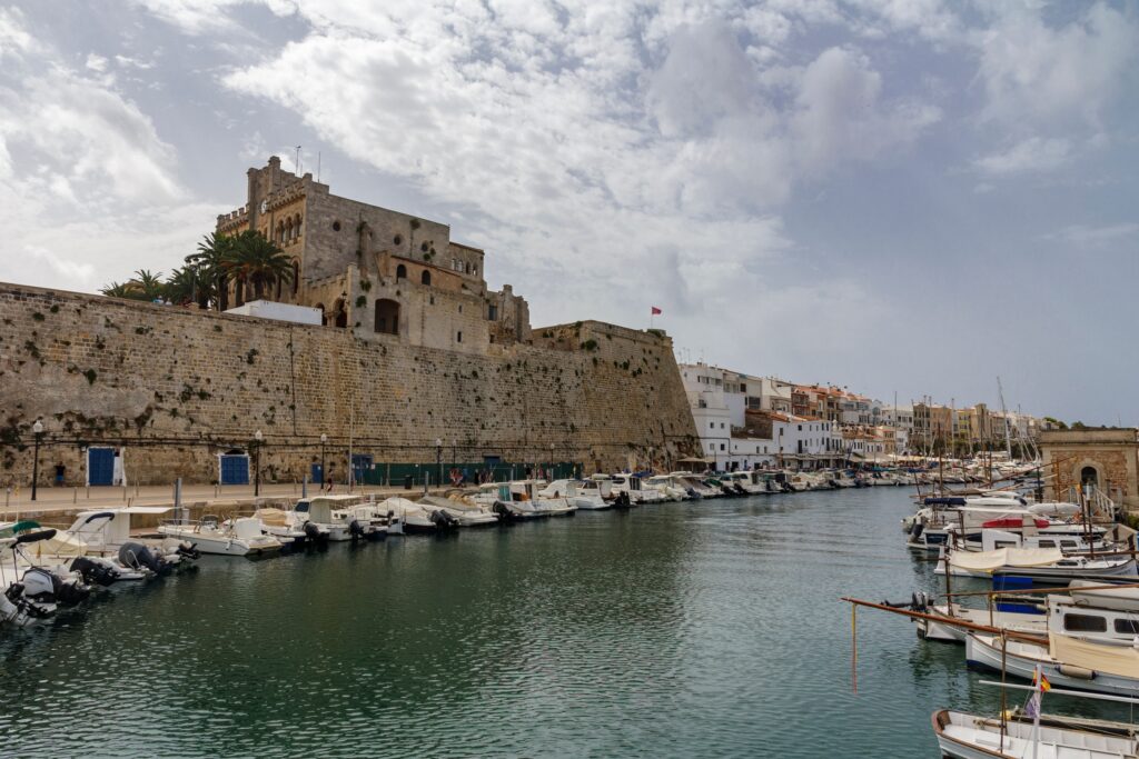 Vista del puerto de Ciudatella de Menorca