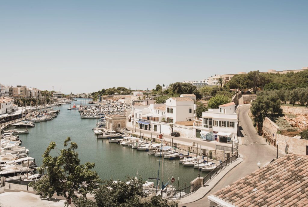 Vista del puerto de un pueblo de Menorca
